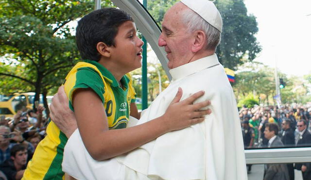 El papa Francisco no dudó en abrazar a Nathan de Brito tras infiltrarse entre su seguridad. Foto: Vatican Va