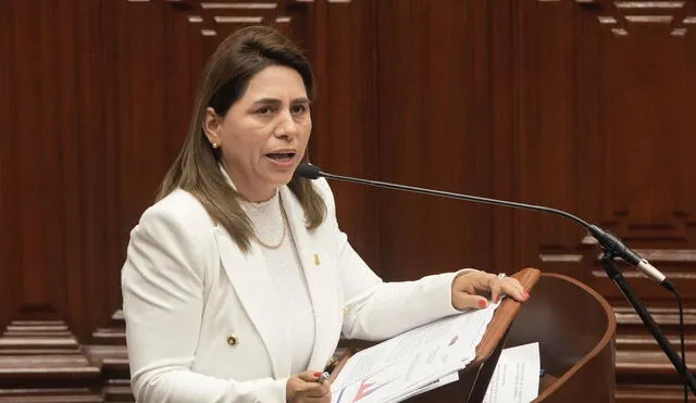 La ministra Rosa Gutiérrez se presentó ante el pleno y cuestionó que se le haya tan poco tiempo para explicar sus acciones ante las muertes por dengue. Foto: John Reyes/La República