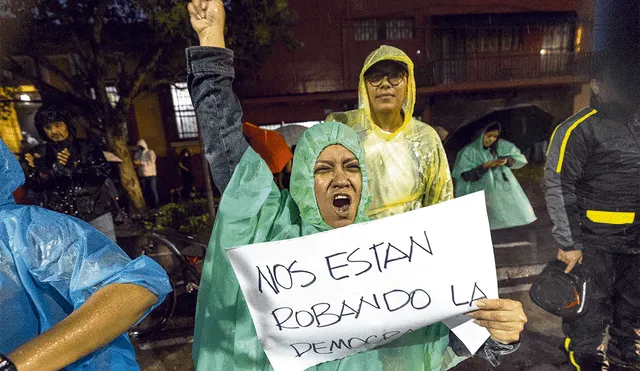 Rechazo. Simpatizantes del partido Semilla y del candidato Arévalo salieron a protestar en la sede del Tribunal Electoral. Foto: EFE