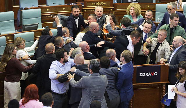 El Parlamento de Kosovo se volvió un campo de pelea entre la oposición y el Gobierno. Foto: AFP - Video: El Mundo/YouTube