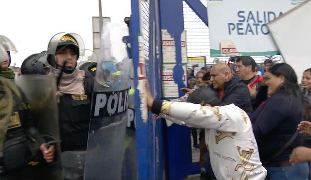 Los negociantes reclaman ingresar a sus puestos, pero son impedidos por agentes de la PNP y seguridad de la Municipalidad de Lima. Foto: La República/Rosario Rojas