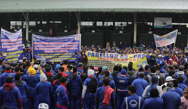 Incremento de las tarifas para el ingreso de vehículos con productos es el motivo de la protesta. Foto: John Reyes/La República