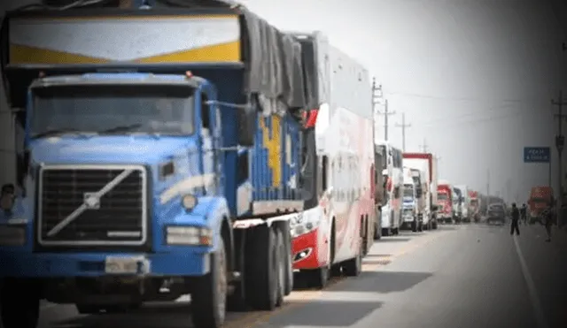 Los transportistas de carga pesada invocaron al no bloqueo de carreteras en la marcha contra Dina Boluarte. Foto: La República