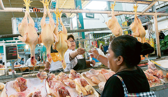 Alimento clave. El precio del pollo se resiste a bajar de los S/10 en los mercados de la capital. Se estima una reducción más profunda en el segundo semestre. Foto: La República