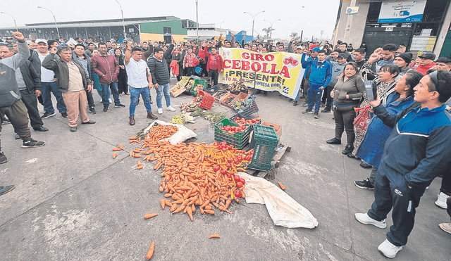 Mal estado. Zanahorias, lechugas y tomates malogrados fueron mostrados por comerciantes del mercado de Santa Anita. Foto: difusión