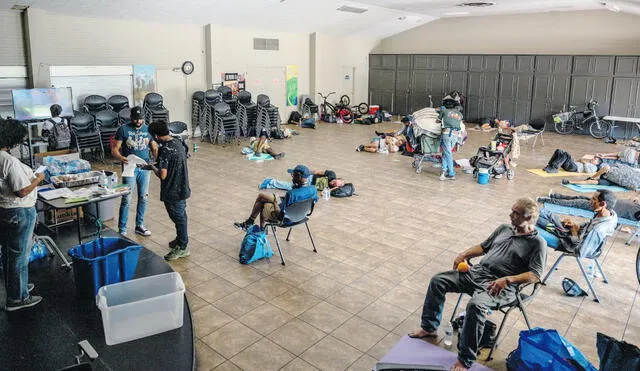 Socorro. La Iglesia Congregacional Unida de Cristo abrió sus puertas y entregó agua, alimentos y refrigerios a los que buscaban alivio ante el calor en Phoenix. Foto: AFP