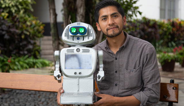 Esfuerzo. Walter Velásquez creo a Kipi, la robot, en tiempos de pandemia, buscando una forma de hacer llegar educación y ciencia a sus alumnos. Foto: Universidad de Piura