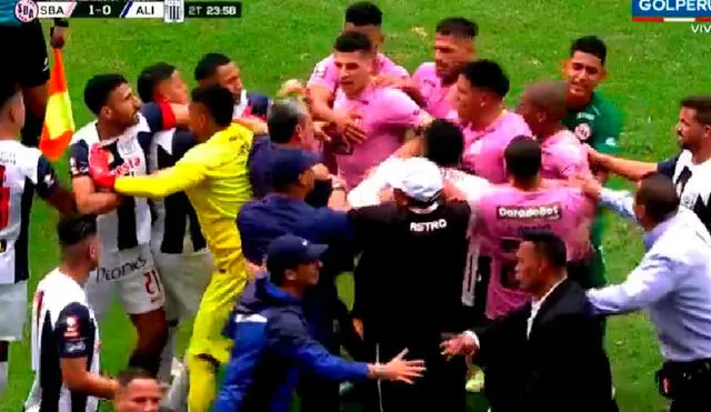 Blanquiazules y rosados protagonizaron una gresca que casi acaba en expulsados. Foto: GolPerú