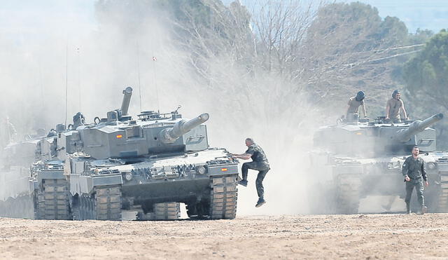 En la mira. Imagen de archivo de los tanques alemanes Leopard entregados a Ucrania. El Kremlin reveló que destruyeron y capturaron cientos de tanques. Foto: AFP