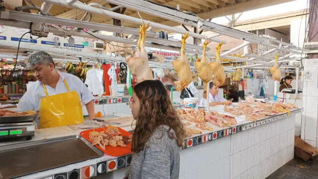 El precio del pollo se mantiene estable en las últimas semanas. Foto: Bárbara Mamani/LR