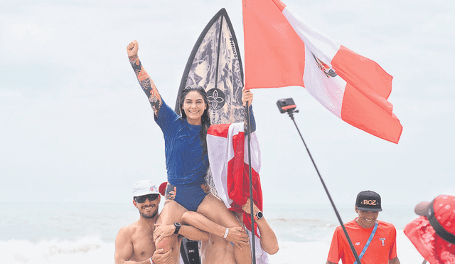 Celebración. Vania Torres, en hombros por sus compañeros mostrando la bandera nacional. Foto: difusión