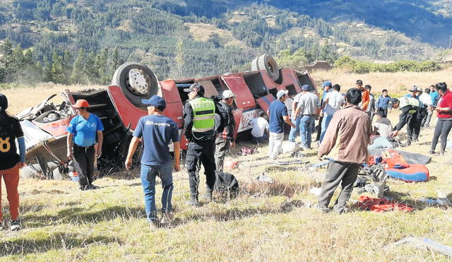 Accidente. Policías ayudaron a trasladar a heridos a postas. Foto: difusión