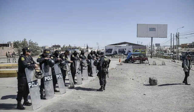 Resguardo en aeropuerto.  Cientos de policías dan seguridad en el aeropuerto de Arequipa, ante posibles atentados como ocurrió en enero pasado. Foto: Rodrigo Talavera/La República