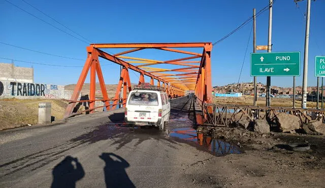 Tránsito normal en el puente internacional de Puno mientras ciudadanos se concentran. Foto: Liubomir Fernández/La República