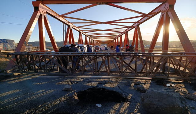 Las medidas de fuerzas en Puno aumentan. Esta vez con la toma del puente internacional. Foto: Liubomir Fernández/ La República