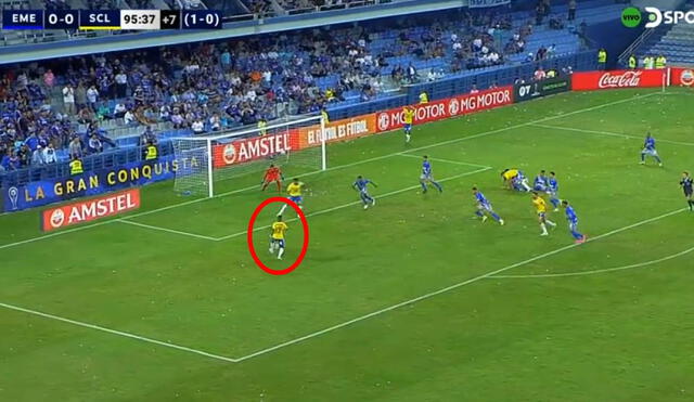 Corozo tuvo en sus pies el 1-0 de Sporting Cristal ante Emelec en la última jugada del partido. Foto: captura DSports.