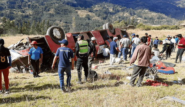 Aparatoso. El bus de la empresa Turismo Andino salió del distrito de Yauya con destino a Lima. El accidente ocurrió en la vía longitudinal de Conchucos. Foto: difusión