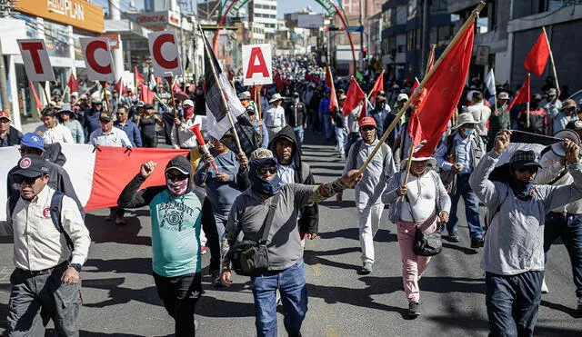 En varias ciudades del sur, este gremio lideró las protestas. Obreros desfilan por la avenida Ejército, rumbo a la Plaza de Armas. No hubo ningún acto de violencia. Foto: Rodrigo Talavera /La Republica