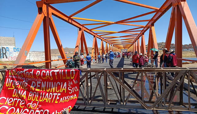 Bloqueo se produce en Puno. Foto: Liubomir Fernández / La República