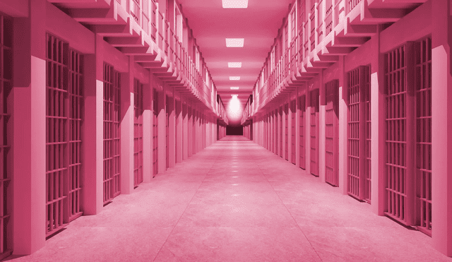 Imagen referencial de una cárcel pintada de rosa. Foto: Medium