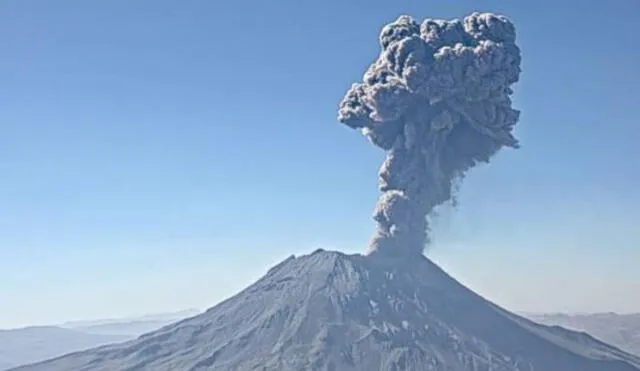 Erupción del volcán Ubinas en Moquegua. Foto: Andina