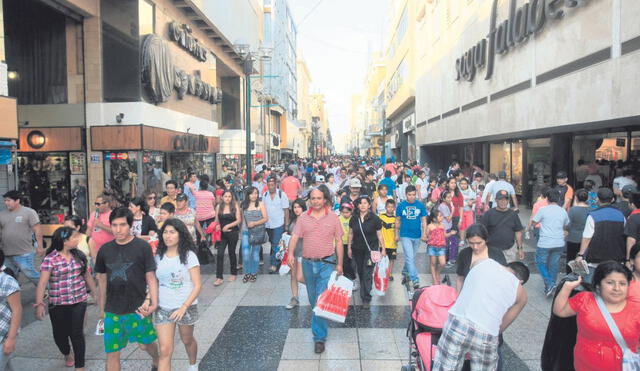 Caída. La economía peruana se contrajo 0,49% entre enero y mayo de este año, según el INEI. Foto: La República