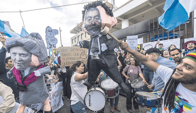 Protestas. Manifestantes exhiben muñecos del juez y fiscal que amenazan a la oposición. Foto: EFE