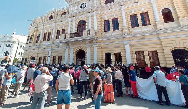 Protesta. Comerciantes del mercado Modelo, realizaron una movilización para exigir expropiación de 37 tiendas. Foto: difusión