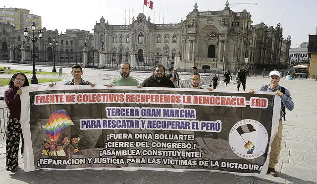 Bloque político. Representantes de los colectivos que integran el Frente Recuperemos la Democracia. En el momento de hacer las fotos, efectivos policiales corrieron con intención de evitarlo. Foto: John Reyes/La República