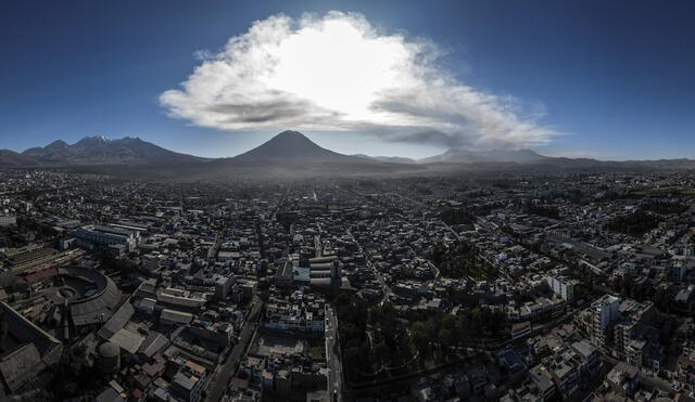 Pluma de ceniza. Partículas del volcán recorrieron más de 73 kilómetros por acción del viento hasta la ciudad Arequipa. Foto: Rodrigo Talavera/ La República