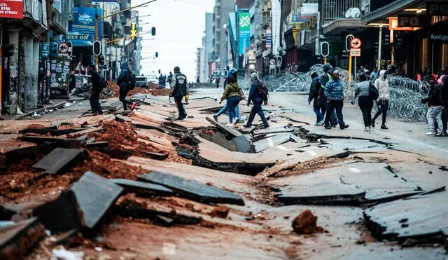 Las imágenes del estallido suscitado en Sudáfrica muestran la destrucción total de una calle. Foto: EFE - Video: UnoTV/YouTube