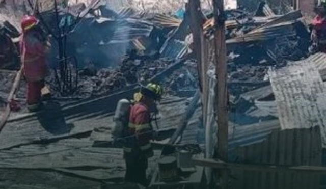 Bomberos llegaron para controlar la emergencia. Foto: Contraste Ayacucho