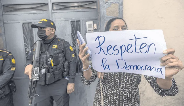 Protestas. Simpatizantes del Movimiento Semilla se manifestaron frente al local allanado. Foto: EFE