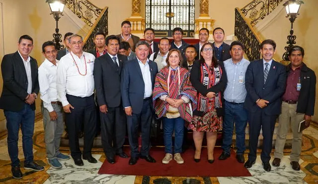 En palacio. Diez alcaldes de Puno, antes de la jornada nacional del 19, se reunieron con la jefe de Estado, Dina Boluarte. Foto: La República