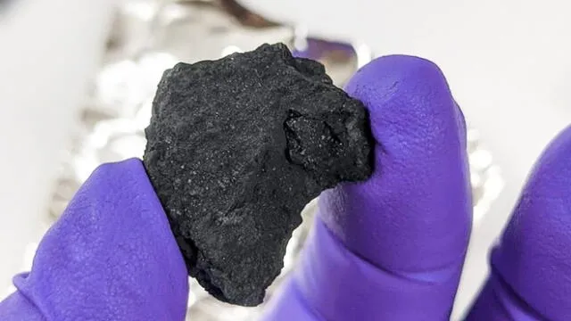 Imagen referencial de un pedazo de meteorito que cayó en 2021. Foto: Museo de Historia Natural