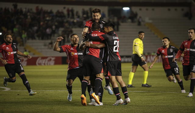 Fue un partido de infarto, empezó ganando Cristal, lo volteó Melgar, se lo empataron hasta el gol de Cuesta. Foto. La República