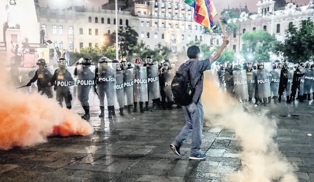 Choques. En la plaza San Martín se registraron fuertes enfrentamientos. La PNP utilizó bombas lacrimógenas. Foto: Aldair Mejía/EFE