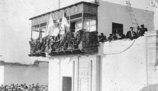 Acto por el Centenario de la Independencia en la plaza de Armas de Huaura. Al fondo se ve el balcón. Foto: Archivo