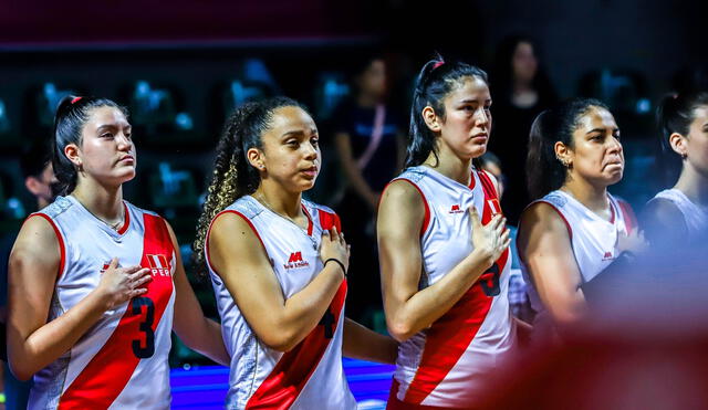 El Perú es uno de los pocos países con la costumbre de tocarse el pecho con la palma de su mano durante el himno. Foto: Puro Voley.