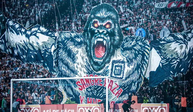 Alianza Lima presentó un tifo impresionante en el clásico contra Universitario. Foto: Pase Filtrado/Alessio Martínez