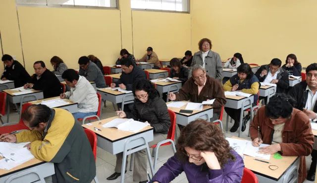 El examen docente es una prueba que busca mejorar el salario de los profesores. Foto: Andina