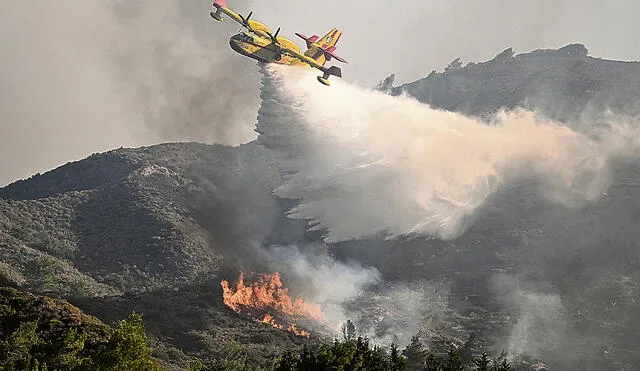 Insuficiente. Un hidroavión esparce toneladas de agua sobre un incendio forestal en Rodas. Foto: difusión