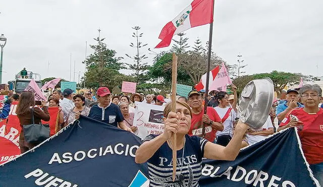 Protesta. Pobladores del sector Santa Rosa llegaron hasta la municipalidad de Lambayeque. Foto: Rosa Quincho/La República