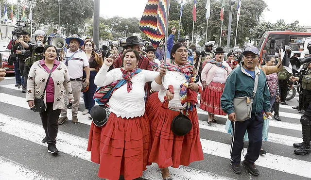 Grescas. Manifestantes se enfrentaron a la Policía Nacional en las afueras del Congreso, en momentos que se realizaba la elección de la nueva Mesa Directiva. Foto: Marco Cotrina/La República