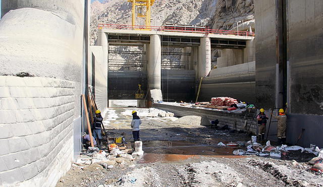 Labores. Aprovechan la disminución de las aguas del Santa. Foto: difusión