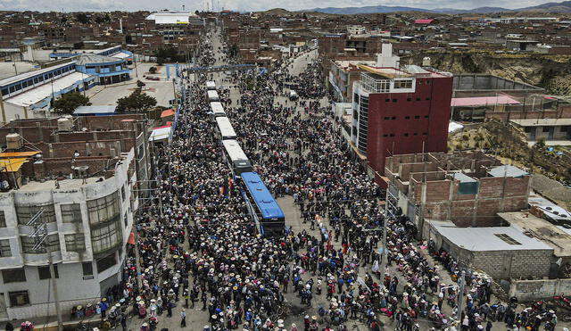 Las delegaciones que partieron a Lima no fueron nutridas como en enero y febrero. Cientos partían y eran despedidos por sus paisanos. Foto: AFP / Juan Carlos Cisneros