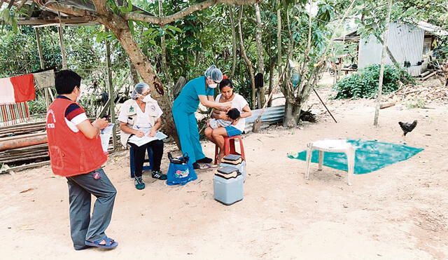 Valiosa. La enfermera Mía Chahua se dirige a las comunidades de Huánuco para vacunación. Foto: difusión