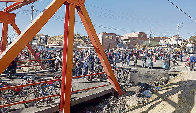 Puno. El puente Internacional quedó cerrado. Se reportó la paralización del sur de esta región. Foto: Liubomir Fernández/La República