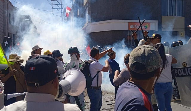 En calles Víctor Lira y Alto de la Luna manifestantes se enfrentaron a policías quienes impidieron su paso. Foto: Elmer Mamani/ LR