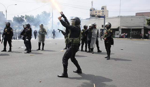 PNP lanza bomba lacrimógena a los protestantes. Foto: John Reyes/ La República